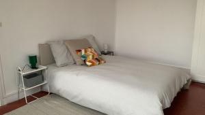 En eller flere senge i et værelse på Mistral bedroom + 4 billeder