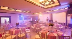 une chambre avec des tables et des chaises dans l'établissement L Square Hotel, à Suizo 181 autres photos