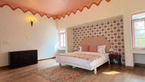 een slaapkamer met een bed in een kamer bij Seclude Hampi 1800 in Jāmb +31 foto's