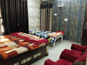 En eller flere senge i et værelse på Vardaan Paying Guest House + 10 billeder