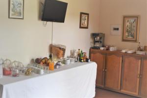 eine Küche mit einem Tisch mit einer weißen Tischdecke in der Unterkunft Siesta B&B in Vryheid + 33 Fotos