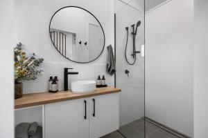 een badkamer met een wastafel en een spiegel bij Seabrook Vineyard Retreat  +18 foto's