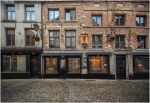 una strada vuota di fronte a un edificio in mattoni di Kathedraalhuis ad Anversa