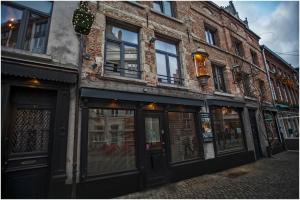 un edificio in mattoni con finestre su strada di Kathedraalhuis ad Anversa