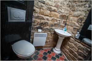 un bagno con un water e un lavandino di Kathedraalhuis ad Anversa