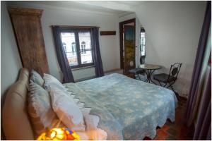 una camera da letto con un letto, un tavolo e una finestra di Kathedraalhuis ad Anversa