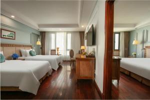 een hotelkamer met twee bedden en een badkamer bij Hanoi Pearl Hotel in Hanoi