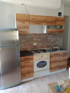 una cucina con fornelli e lavello di La lanterna a Drena