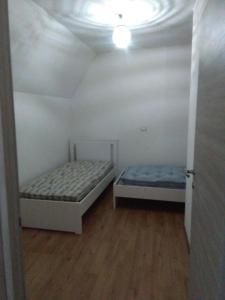 una camera con due letti e un soffitto di La lanterna a Drena