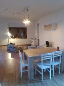 una cucina con un tavolo e sedie in una stanza di La lanterna a Drena