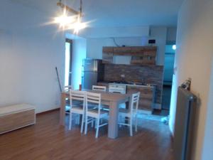 una cucina e una sala da pranzo con tavolo e sedie di La lanterna a Drena