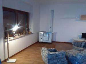 un soggiorno con due sedie e un tavolo di La lanterna a Drena 1 altra foto