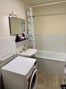 ein Badezimmer mit Waschbecken und Waschmaschine in der Unterkunft Escale Berckoise Studio Cosy Proche des Phoques in Berck-sur-Mer