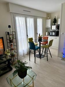 ein Wohnzimmer mit Esstisch und Stühlen in der Unterkunft Escale Berckoise Studio Cosy Proche des Phoques in Berck-sur-Mer