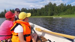 een groep mensen in een boot op het water bij Pohja in Joensuu