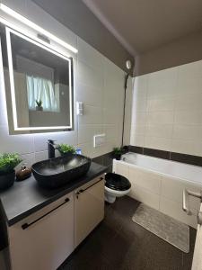 Et badeværelse på LUX CENTRAL APARTMAN WITH FRee PRIVATE PARKING