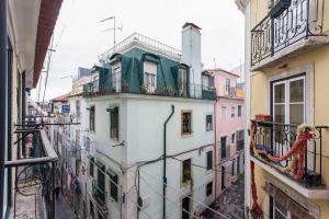 Un balcón o terraza de Travessa do Pasteleiro Apartment by Trip2Portugal