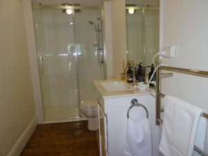 Ett badrum på Highbury Apartments