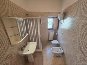 Et badeværelse på Brother's House + 46 billeder