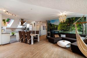 een woonkamer met een bank en een eetkamer bij Villa Eichwald Appartements in Freudenstadt