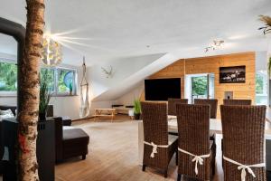 een woonkamer met een eettafel en stoelen bij Villa Eichwald Appartements in Freudenstadt