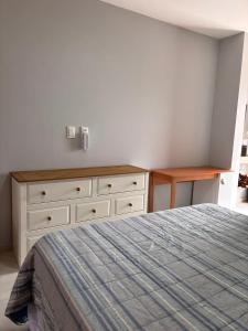 En eller flere senge i et værelse på Flat Centro Barra Grande