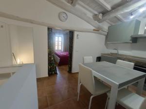 Nhà bếp/bếp nhỏ tại Il Rifugio del Lago