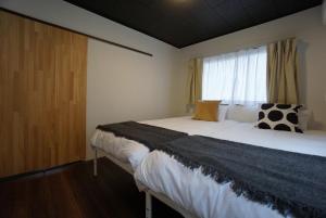 una camera da letto con un letto grande e una finestra di Katata Biwa House a Otsu