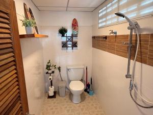 Et badeværelse på Bamboo Beach House @ Phang Nga