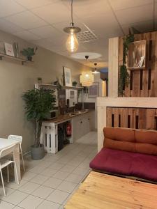 een keuken met een rode bank in een kamer bij Urban Capsule in Dresden