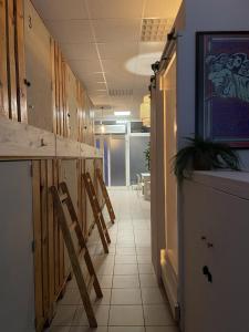 een kamer met een rij houten krukken in een keuken bij Urban Capsule in Dresden +32 foto's