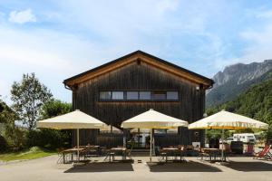 Cảnh núi rừng hoặc tầm nhìn ra núi từ nhà khách