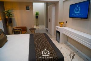 Una habitación de hotel con una cama y un televisor de pantalla plana. en Park Milano Hotel, en Izmir