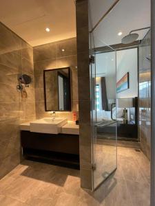 Et badeværelse på Sapphire Residence Hạ Long
