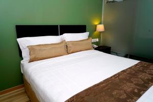Postel nebo postele na pokoji v ubytování Alami Garden Hotel