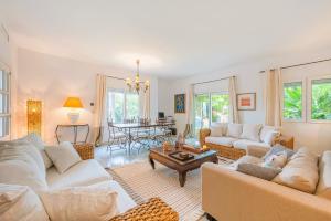 een woonkamer met twee banken en een tafel bij Pareado Relax in Marbella