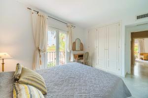 een slaapkamer met een bed, een bureau en een raam bij Pareado Relax in Marbella +28 foto's