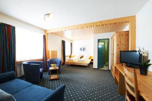 Typically Swiss Hotel Ermitage的电视和/或娱乐中心