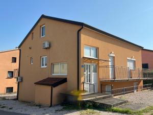 een appartementencomplex met een balkon aan de zijkant bij Apartmani Cassiopeia in Murine