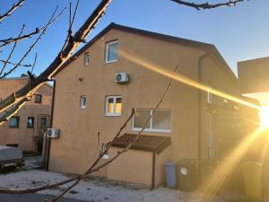 een huis met de zon erop bij Apartmani Cassiopeia in Murine +12 foto's