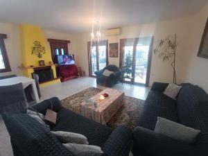 un soggiorno con due divani e un tavolo di villa panorama seaview a Salonicco