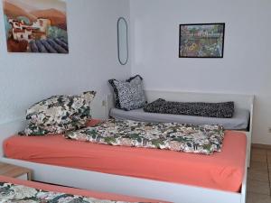 Giường trong phòng chung tại Schicke 2 Zimmer Wohnung ganz Zentral Und ruhig! Nähe Bahnhof!