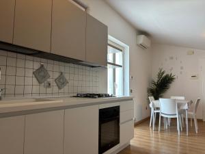 Nhà bếp/bếp nhỏ tại RESIDENZE PLANET - mansarda Terzo piano - Premium Villas