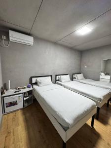 twee eenpersoonsbedden in een kamer met bij ИксаОтель in Simkent +59 foto's