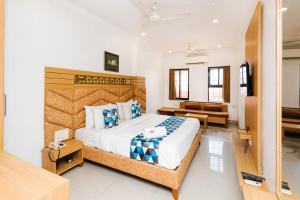 een slaapkamer met een groot bed in een kamer bij HOTEL GALAXY SURAT in Surat