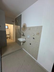 une salle de bain avec lavabo et douche dans l'établissement Home STAR, à Dāliyat el Karmil