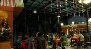 un groupe de personnes assises à des tables dans un restaurant dans l'établissement Havilla Maranatha, à Kampungdurian