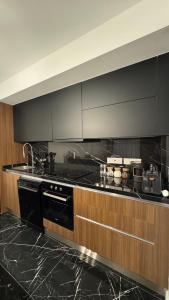 een keuken met een fornuis en een aanrechtblad bij Long Beach, İskele, Grand Sapphire Resort - Pool View Luxury Studio in Paralimni