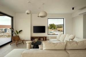 TV/trung tâm giải trí tại Villa Leone Luxury Living with Sea Views and Pool