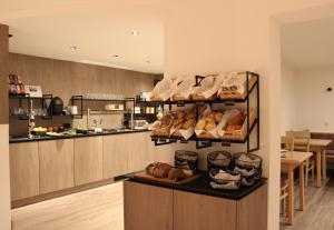 een bakkerij met een schap vol brood en schoenen bij Pension Michael in Saalbach Hinterglemm